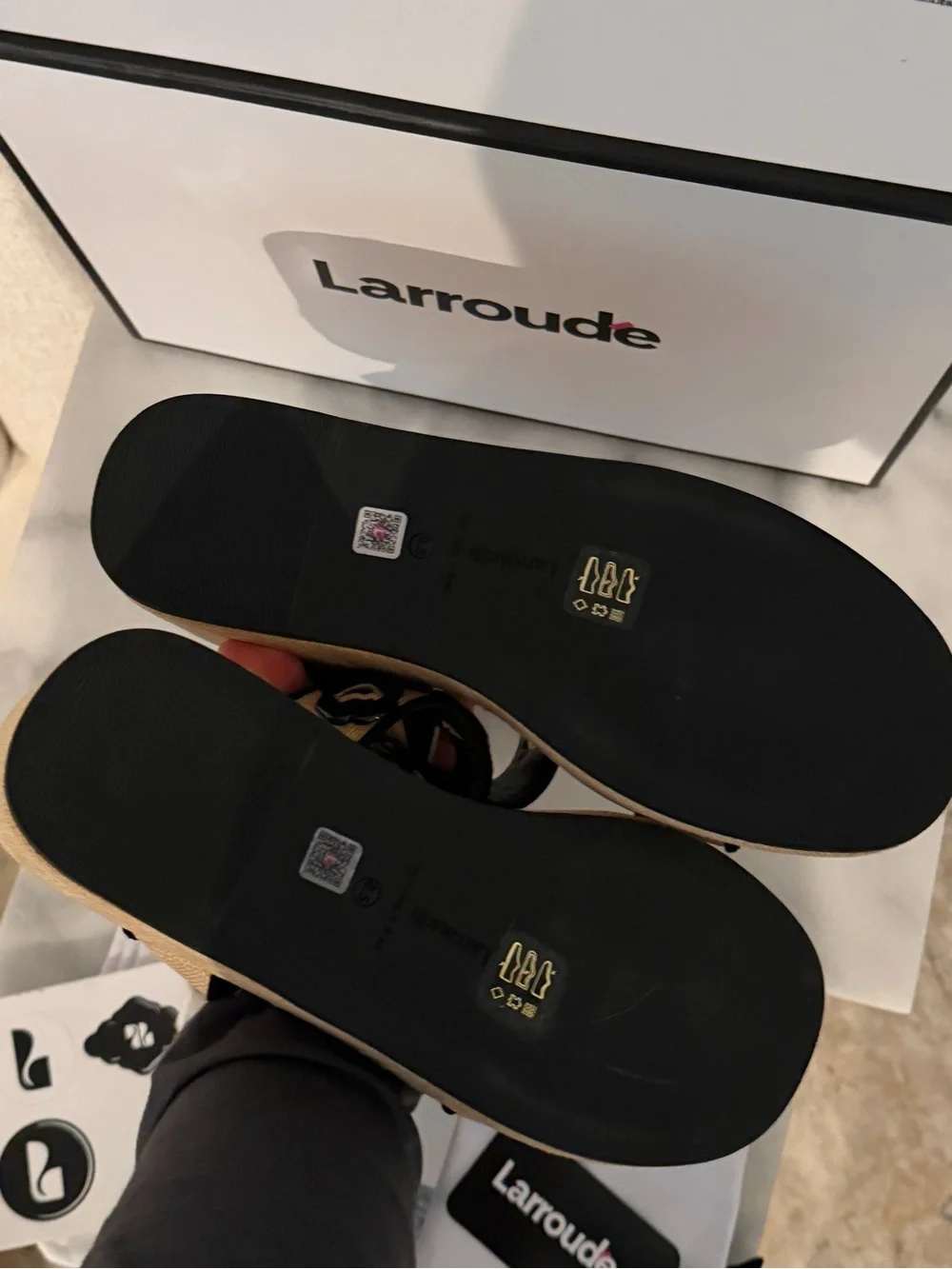 NEW IN BOX Larroude Milan Flatform Sandal Raffia/Black